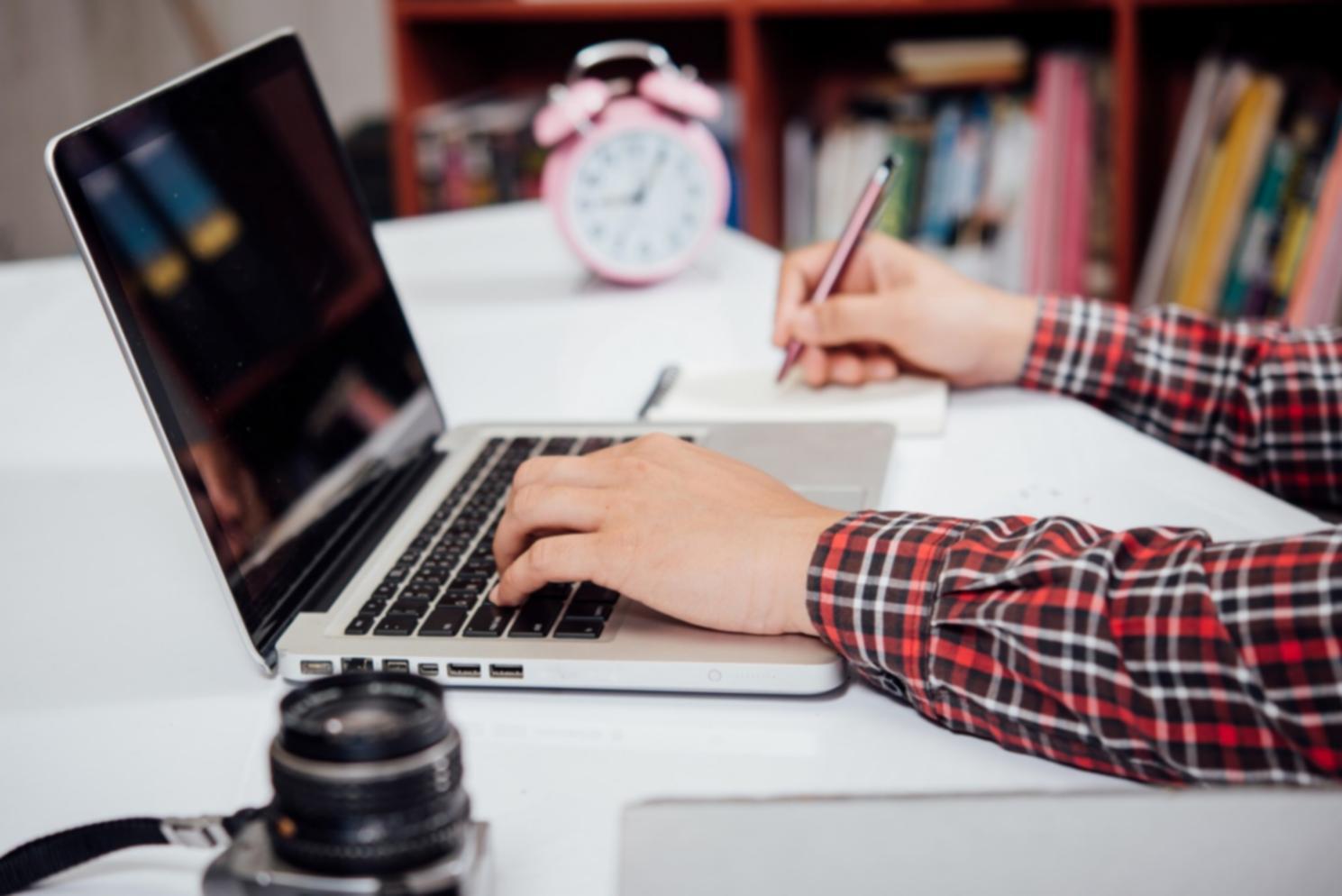 Session de consultation financière chez nivexariont montrant l'analyse détaillée d'un plan d'épargne